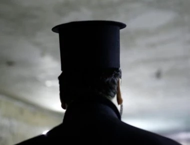Ιερέας υπέκυψε σε ερωτικό τρίγωνο - Στη συνέχεια τον λήστεψαν και του «πήραν» τις γυναίκες